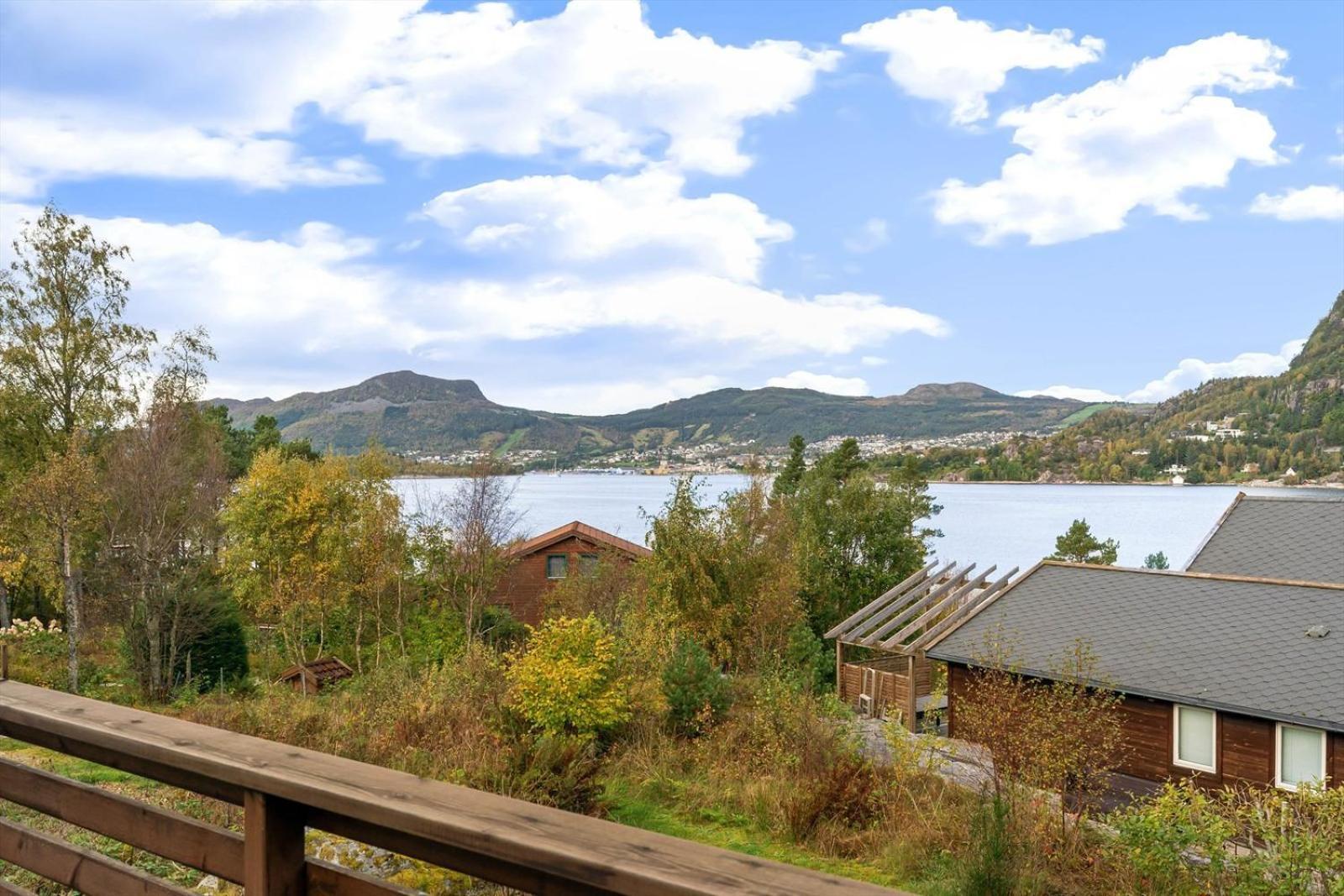 Charming House Located By The Fjord With The Pultpitrock Within Short Distance Jorpeland